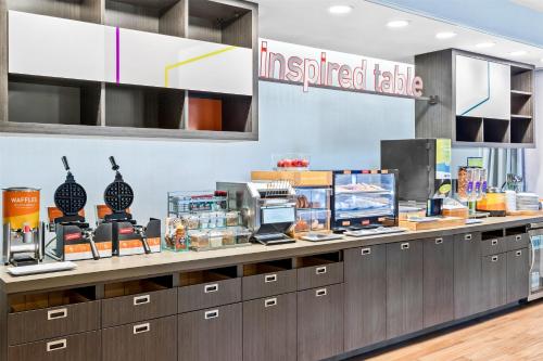 a fast food restaurant with a prepared table at Home2 Suites By Hilton Youngstown in Youngstown