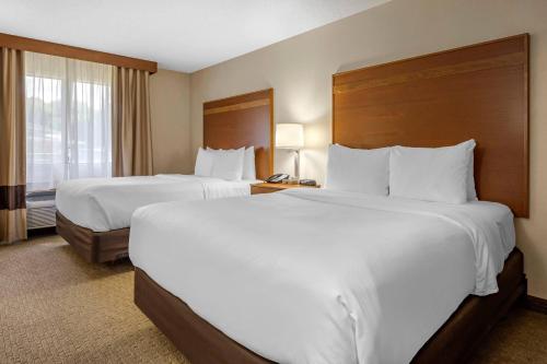 Giường trong phòng chung tại Comfort Inn Millersburg