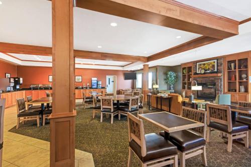 een eetkamer met tafels en stoelen bij MainStay Suites Stanley in Stanley