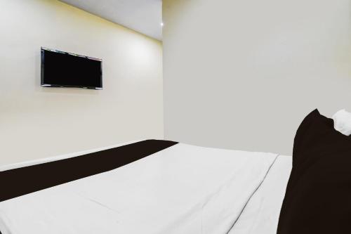 TV a/nebo společenská místnost v ubytování Hotel O Bhagirathi Guest House
