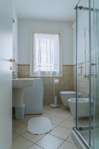 a bathroom with a sink and a tub and a toilet at Agriturismo Dai Gobbi in Fara Vicentino