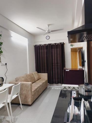 Χώρος καθιστικού στο 1BHK Flat in Whitefield