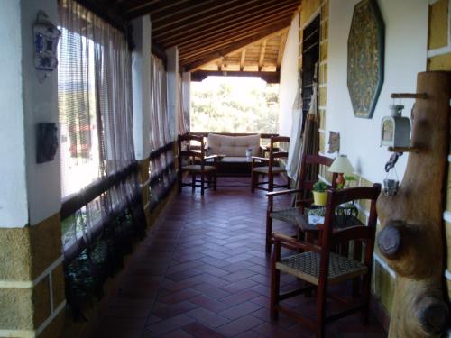 un pasillo de una casa con sillas y mesa en Alojamiento San Juan Bautista, en Cazorla