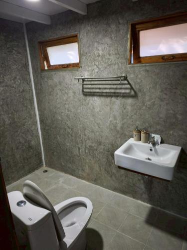 a bathroom with a toilet and a sink at Phawaeng Resort พะแวงรีสอร์ท in Ban Noen Sabok