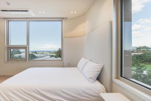 Postel nebo postele na pokoji v ubytování Aewol Damdam Stay