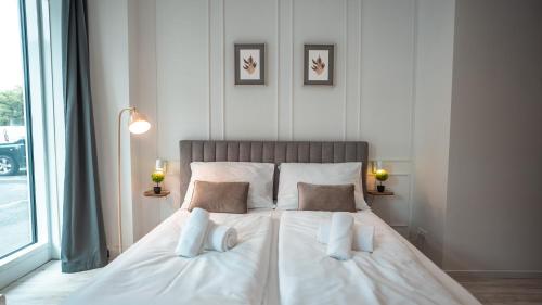 a bedroom with a bed with white sheets and pillows at Wohnbude Hauptbahnhof in Vienna