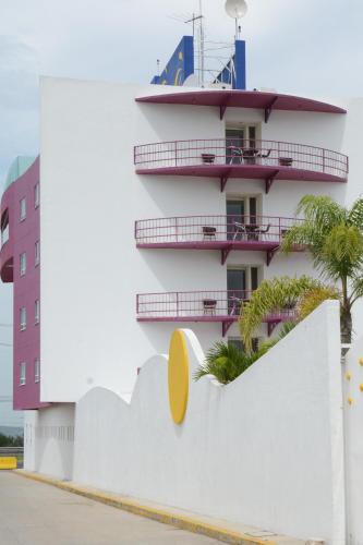 a white building with a yellow circle on it at Hotel Magico Inn in Cuautla Morelos