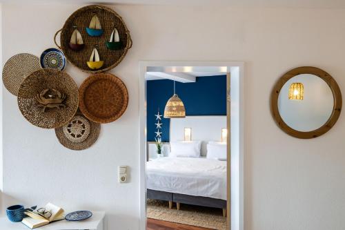 a bedroom with hats on the wall and a bed at Rathener Hof by STEIGER Hotels in Kurort Rathen