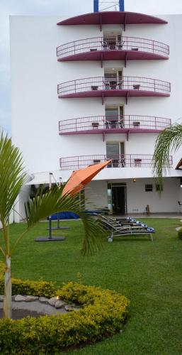 a building with an orange umbrella in front of it at Hotel Magico Inn in Cuautla Morelos