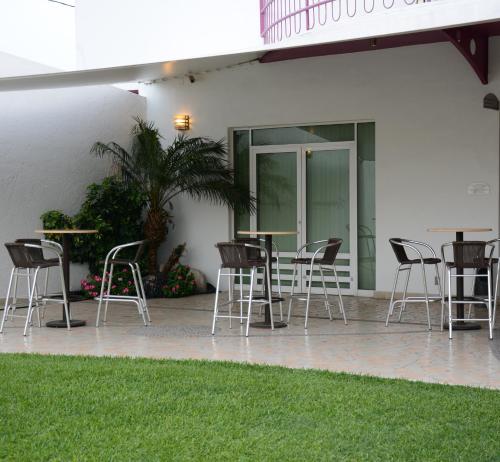 a group of chairs and tables outside of a building at Hotel Magico Inn in Cuautla Morelos