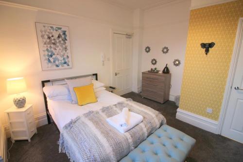 a bedroom with a bed and a dresser at Cambridge Charm Modern Ensuite Rooms by Luxiety Stays in Cambridge