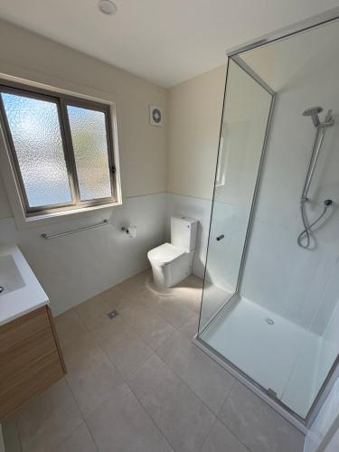 un baño con ducha y WC en Golden Mile - On the Waterfront, en Bundalong
