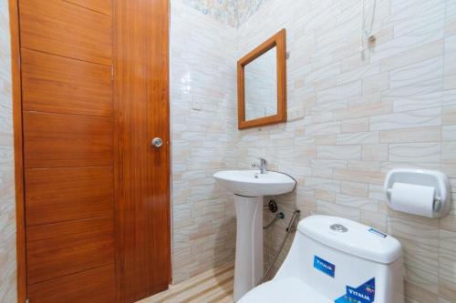 Phòng tắm tại RedDoorz Premium @ Casa Ghilda Resort Olongapo City