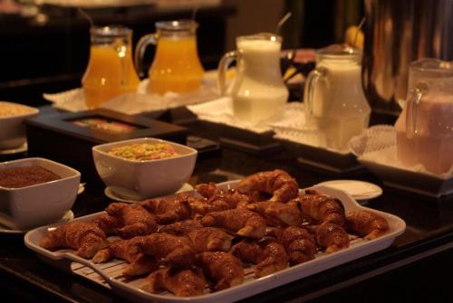 un piatto di alimenti su un tavolo con altri alimenti di Hotel Resort Posta De Juarez a Firmat