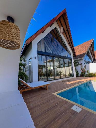 Πισίνα στο ή κοντά στο Brownhouse Luxury 2BR Chalet with Pool in Paje