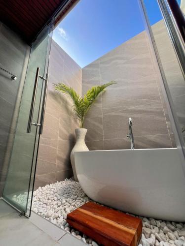 Ένα μπάνιο στο Brownhouse Luxury 2BR Chalet with Pool in Paje