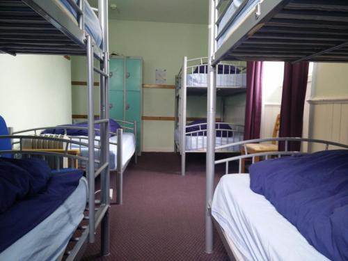 Una cama o camas en una habitación de The Smugglers Hostel