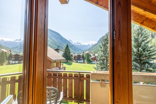 a room with a window with a view of mountains at St Martin Loft Apartment in Täsch
