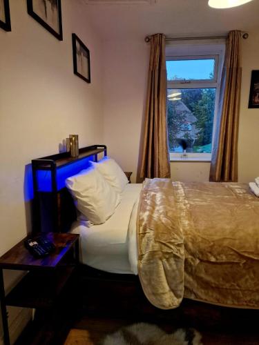 Una cama o camas en una habitación de Stylish flat in Hull