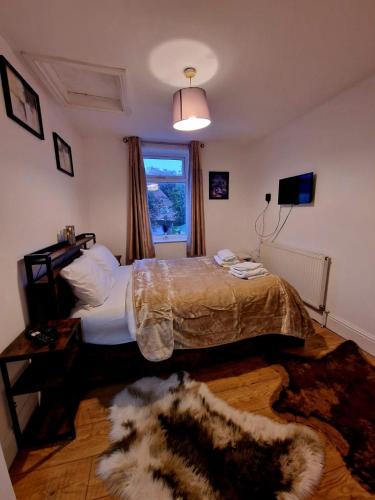 Una cama o camas en una habitación de Stylish flat in Hull