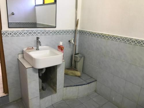 a bathroom with a sink and a mirror at Seri Pengkalan Guest House in Bachok