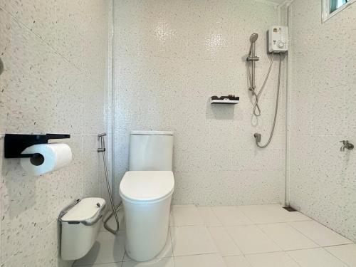 Un baño blanco con inodoro y ducha. en 2BR New renovation house in Phitsanulok, en Ban Khlong