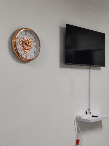 Televisyen dan/atau pusat hiburan di Mayaza Luxury Apartment
