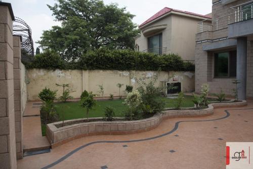 Κήπος έξω από το Graceland House F8