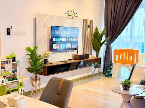 TV a/nebo společenská místnost v ubytování TheWave Resindence City&Seaview