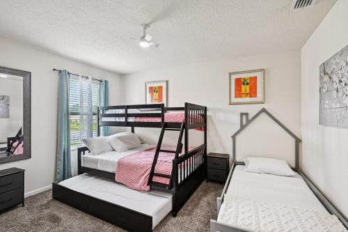 une chambre avec deux lits superposés et une fenêtre dans l'établissement Lakefront Luxury Retreat 5BR, à Jacksonville
