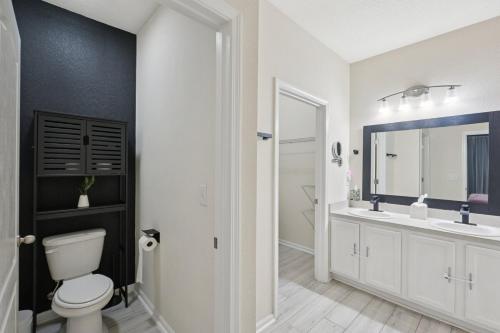 une salle de bains avec toilettes et lavabo dans l'établissement Lakefront Luxury Retreat 5BR, à Jacksonville