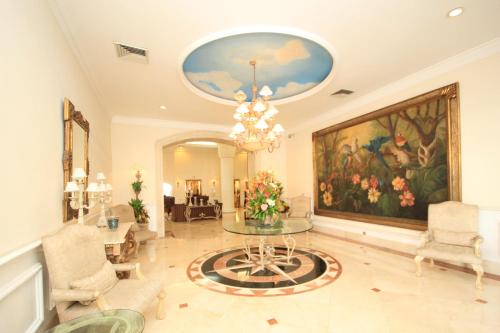 a large living room with a painting on the wall at Gran Hotel Diligencias in Veracruz