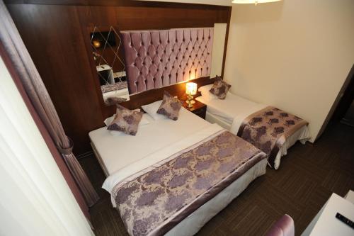 an overhead view of a hotel room with two beds at Vurna Butik Hotel in Trabzon
