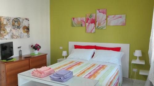 マテーラにあるIl Tulipanoのベッドルーム1室(ベッド1台、テーブル、テレビ付)