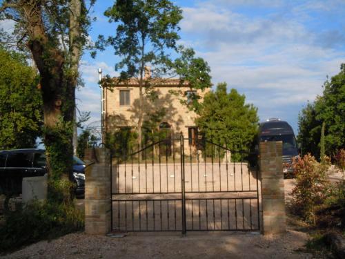 San Ginesioにあるcasa Bel Postoの裏手の家門