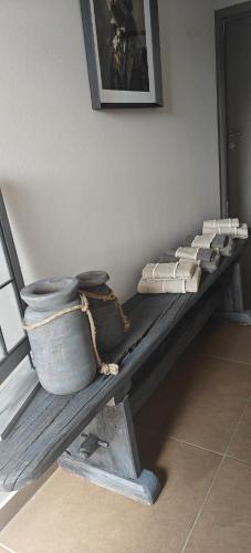 a wooden bench with buckets on it in a room at Het Mezennest in Zonhoven