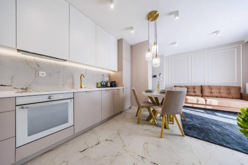 Gold&Marble Luxe Apartment- City Centre, Free Parking by StayNest