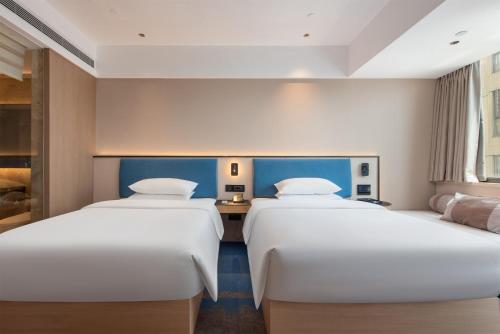 Ein Bett oder Betten in einem Zimmer der Unterkunft Feifan International Hotel