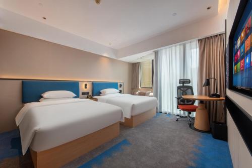 Ein Bett oder Betten in einem Zimmer der Unterkunft Feifan International Hotel