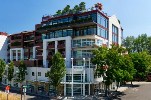 um edifício alto com árvores em frente em River's Edge Hotel Portland, Tapestry Collection by Hilton em Portland