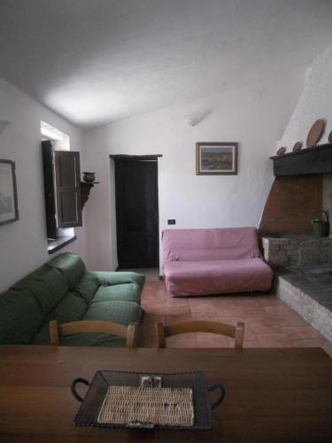 a living room with a couch and a pink blanket at Tenuta Il Tresto in Poggibonsi