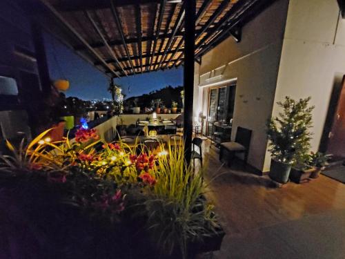 バンガロールにあるRoom lux in the premium apartments Black Orchidの屋外パティオ(テーブル、椅子、花付)