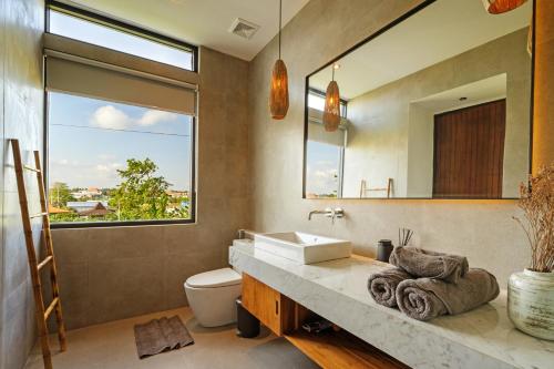 Bilik mandi di Le Ayu Villa - Luxury Stay near Canggu with Private Pool