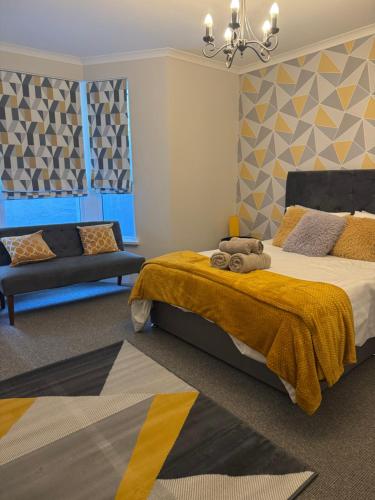 ein Schlafzimmer mit einem Bett und einer Couch in der Unterkunft Plymouth Hoe Hideaway in Plymouth