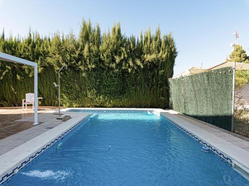einen Pool im Hinterhof mit einem Zaun in der Unterkunft Holiday Home near Sevilla with Pool in Sevilla