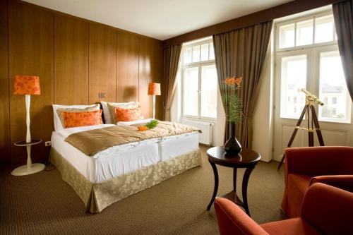 Postel nebo postele na pokoji v ubytování Hotel Kašperk