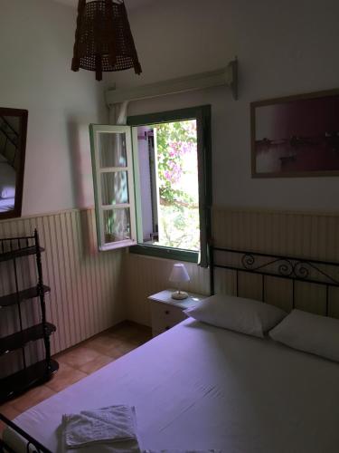 Ένα ή περισσότερα κρεβάτια σε δωμάτιο στο Patmos Villas