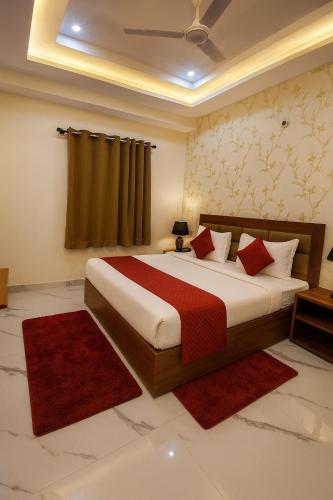 Un ou plusieurs lits dans un hébergement de l'établissement Hotel Vrindavan Palace - A Luxury Stay with Parking near Prem Mandir City Center