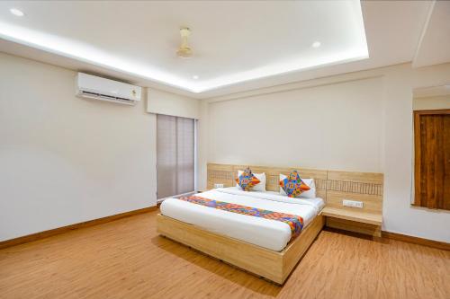 Postel nebo postele na pokoji v ubytování FabHotel White Pearl
