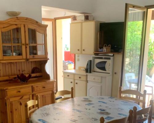 Kuchyň nebo kuchyňský kout v ubytování Beautiful house for 5 with swimming pool